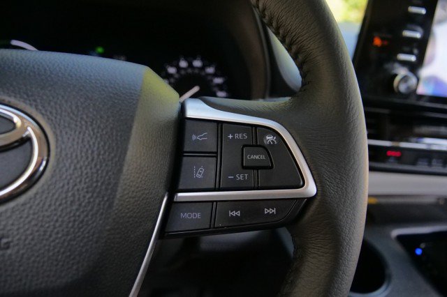 Used 2024 Toyota Sienna XLE w/ XLE Plus Package FWD image 27
