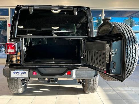 Used 2021 Jeep Wrangler Unlimited Sahara image 35