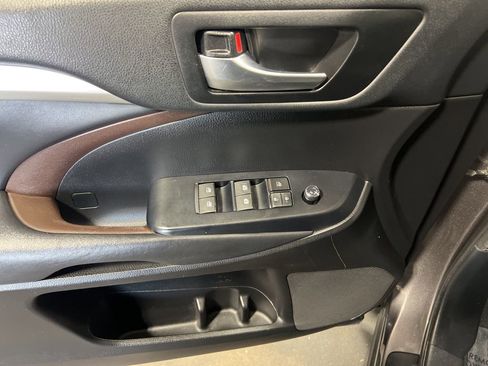 Used 2019 Toyota Highlander XLE FWD image 12