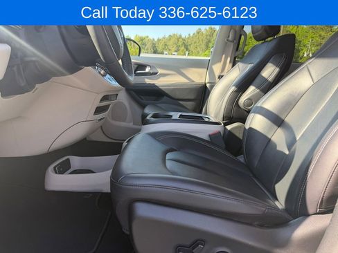 Used 2024 Chrysler Pacifica Touring-L FWD image 14