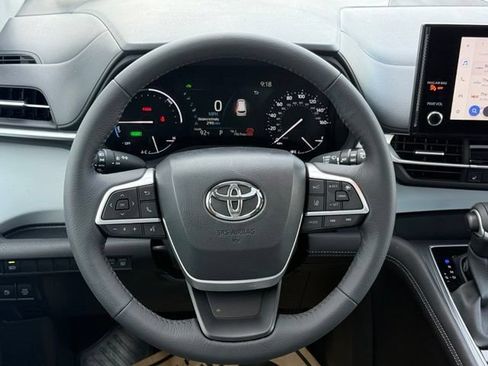 Used 2025 Toyota Sienna XLE FWD image 24