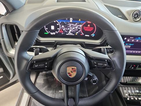 Certified 2025 Porsche Cayenne AWD/4WD image 20