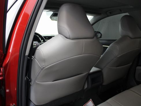 Used 2020 Toyota Camry SE image 19