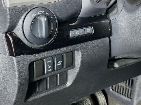 Used 2019 Nissan Titan SV w/ SV Convenience Package image 17