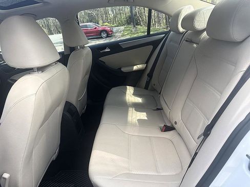 Used 2017 Volkswagen Jetta SE image 12