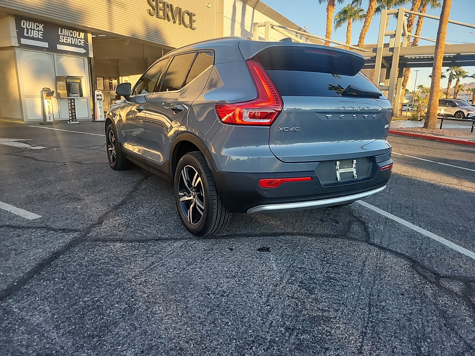 Used 2023 Volvo XC40 B5 Plus AWD/4WD image 4