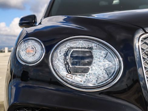 Used 2021 Bentley Bentayga image 9