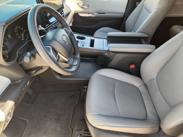 Used 2026 Toyota Sienna XLE FWD image 9