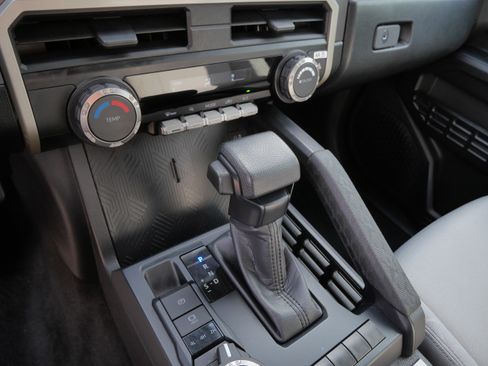 Certified 2024 Toyota Tacoma SR5 AWD/4WD image 24
