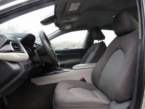 Used 2019 Toyota Camry LE image 11