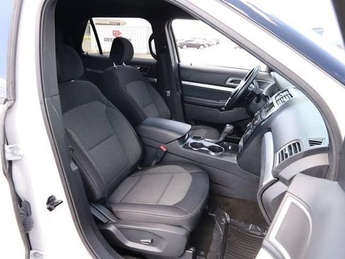 Certified 2017 Ford Explorer XLT FWD image 28