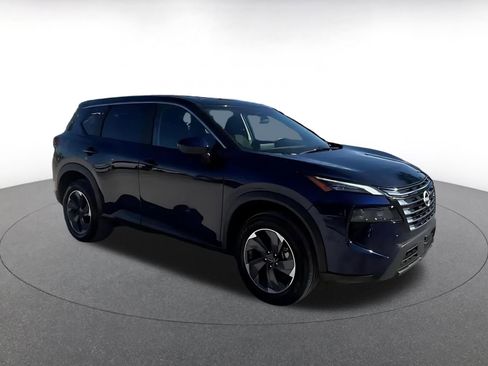 Used 2025 Nissan Rogue SV image 2