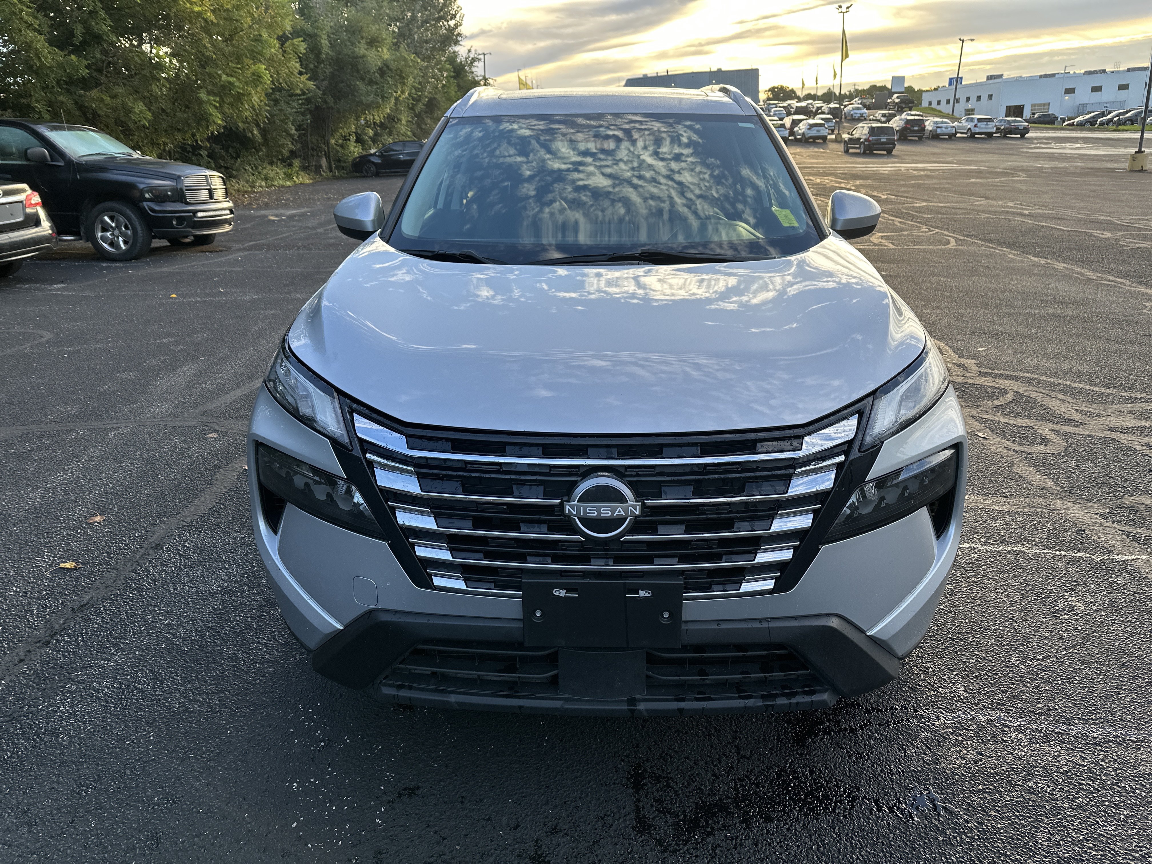 Used 2024 Nissan Rogue SV w/ SV Premium Package AWD/4WD image 2