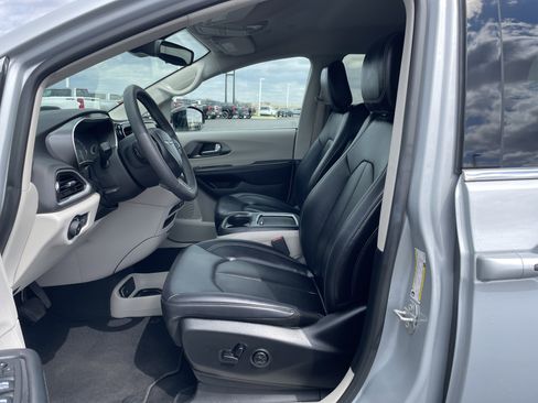 Used 2024 Chrysler Pacifica Touring-L FWD image 16
