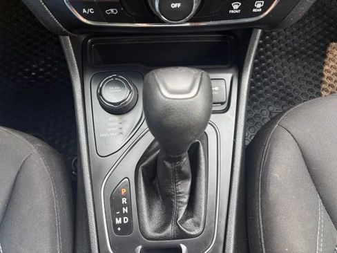 Used 2019 Jeep Cherokee Latitude w/ Popular Appearance Group AWD/4WD image 30