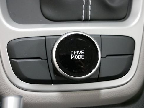 Used 2025 Hyundai Venue SEL image 23