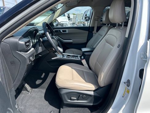 Used 2023 Ford Explorer XLT w/ Equipment Group 202A image 8