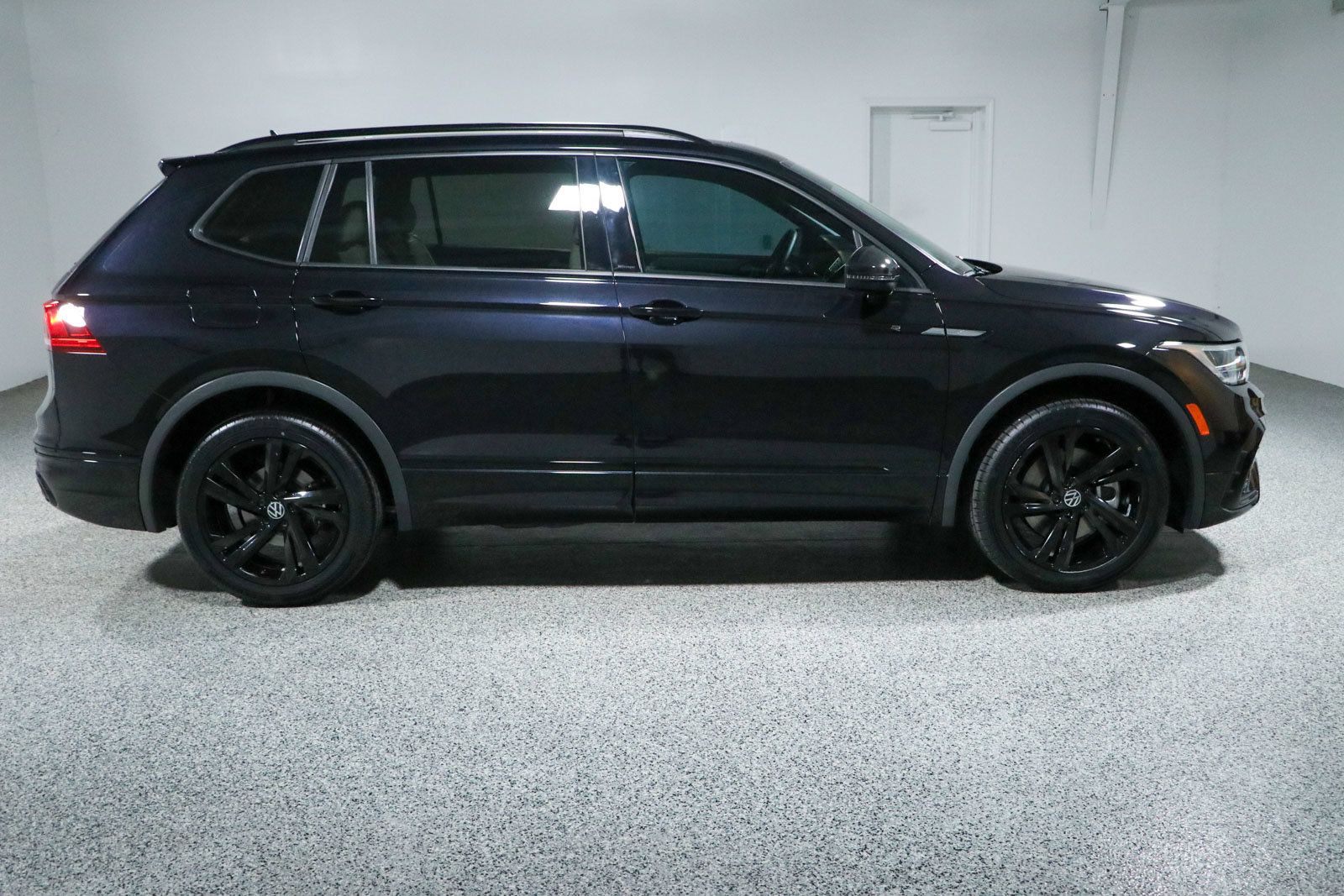 Used 2023 Volkswagen Tiguan SE R-Line FWD image 6