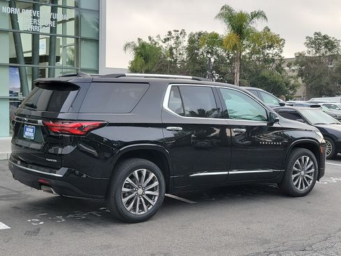 Used 2023 Chevrolet Traverse Premier FWD image 2