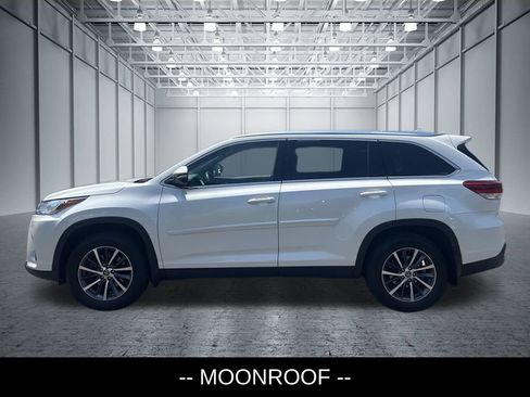 Used 2019 Toyota Highlander XLE AWD/4WD image 3