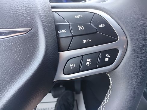 Used 2025 Chrysler Pacifica Select FWD image 21