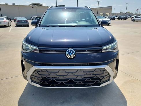 New 2025 Volkswagen Taos SE image 9
