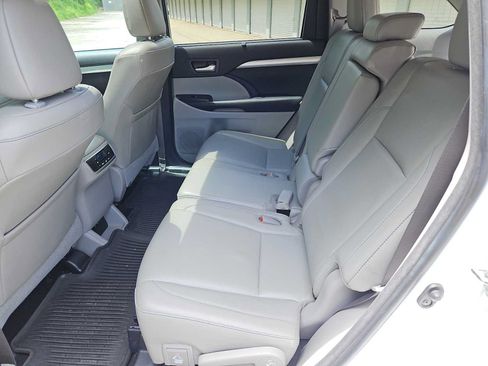 Used 2018 Toyota Highlander XLE AWD/4WD image 45
