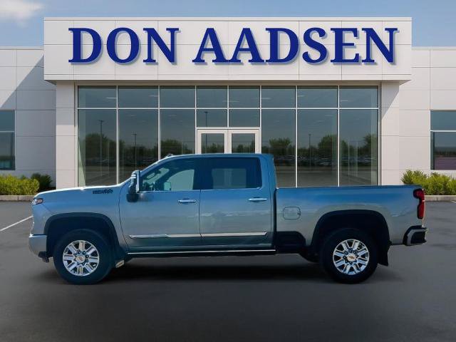 Used 2024 Chevrolet Silverado 2500 High Country w/ LPO, Dark Essentials Package AWD/4WD image 4