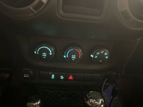 Used 2015 Jeep Wrangler Unlimited Sport w/ Connectivity Group image 29