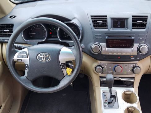 Used 2012 Toyota Highlander FWD image 25
