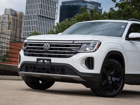 Certified 2024 Volkswagen Atlas SE w/ Panoramic Sunroof Package AWD/4WD image 2