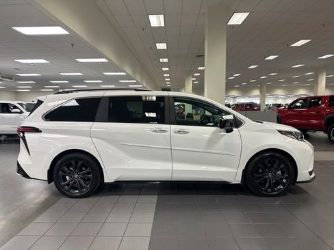 Used 2024 Toyota Sienna XSE image 8