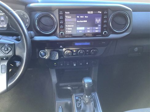 Used 2022 Toyota Tacoma TRD Sport image 11