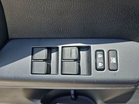 Used 2018 Toyota RAV4 LE FWD image 27