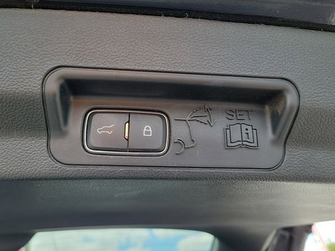 Used 2020 Ford Explorer XLT w/ Equipment Group 202A AWD/4WD image 11