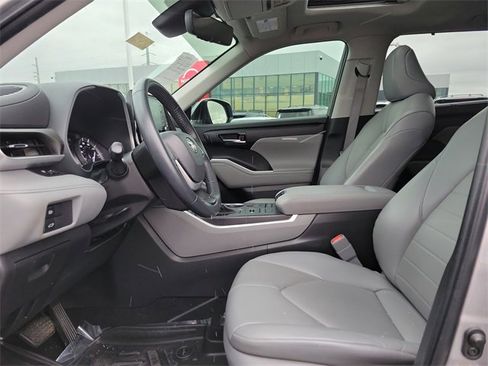 Used 2022 Toyota Highlander XLE image 21
