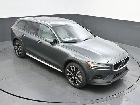 New 2026 Volvo V60 B5 Cross Country Ultra w/ Protection Package Premier AWD/4WD image 28