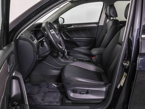 Used 2023 Volkswagen Tiguan SE w/ Panoramic Sunroof Package image 7