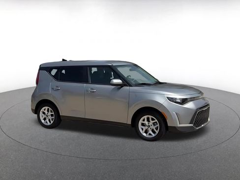 Used 2025 Kia Soul LX w/ LX Technology Package FWD image 2