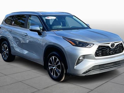 Certified 2025 Toyota Highlander XLE image 3