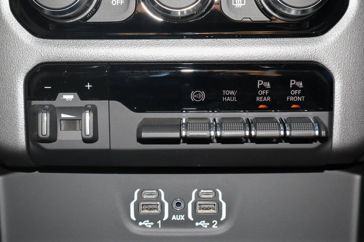 Used 2024 RAM 2500 Big Horn w/ Night Edition AWD/4WD image 9