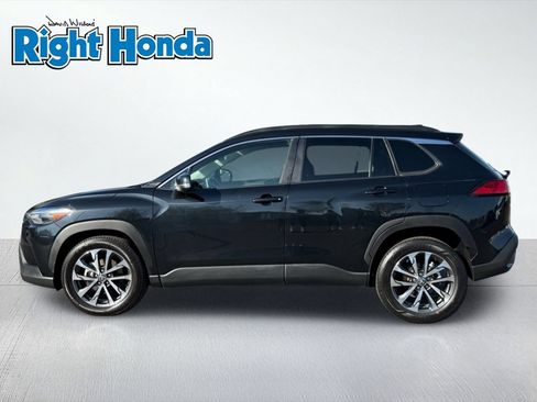 Used 2025 Toyota Corolla Cross XLE FWD image 3