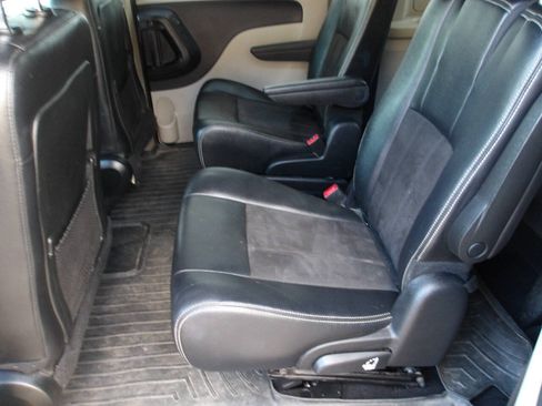 Used 2019 Dodge Grand Caravan SXT FWD image 22