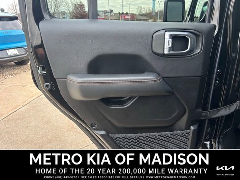 Used 2023 Jeep Gladiator Mojave w/ Cold Weather Group image 32