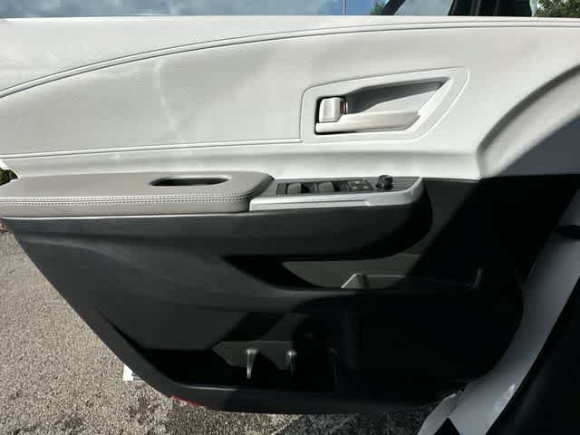 Used 2025 Toyota Sienna LE AWD/4WD image 17