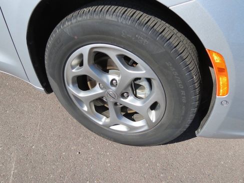 Used 2024 Chrysler Pacifica Limited w/ Trailer Tow Group FWD image 4