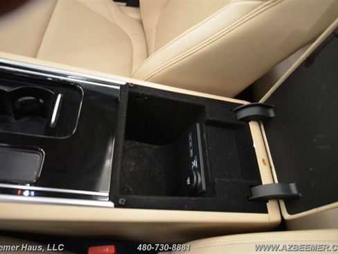 Used 2020 Jaguar XF Premium image 32