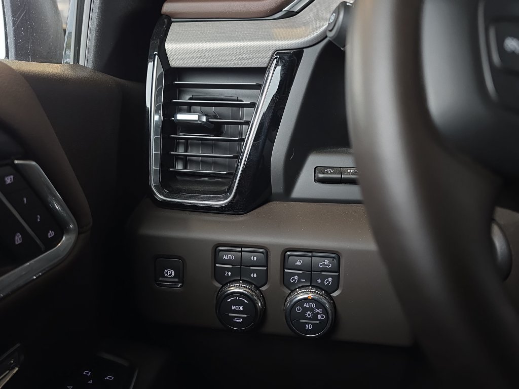 Used 2025 GMC Sierra 1500 Denali w/ Technology Package AWD/4WD image 26