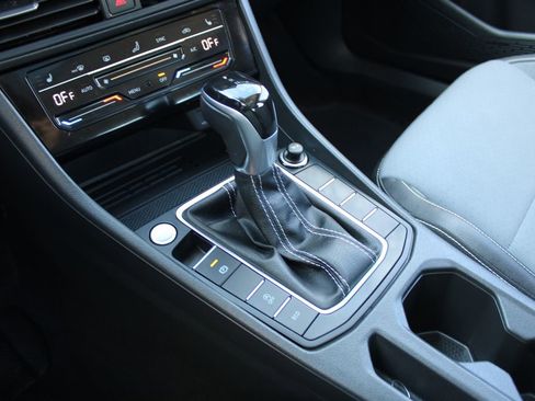 Used 2025 Volkswagen Jetta SE w/ Sunroof Package FWD image 18