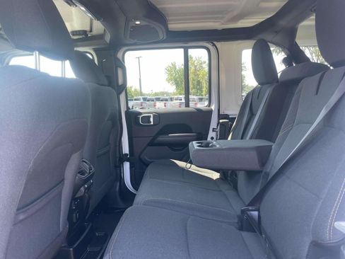 Used 2024 Jeep Wrangler Unlimited Sahara AWD/4WD image 9